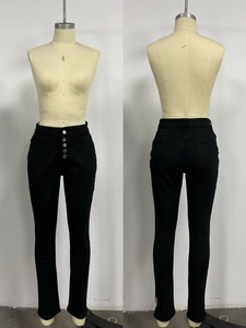 Détail d'un jean skinny noir à taille haute avec braguette à cinq boutons et coupe slim