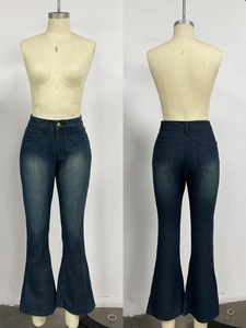 Detail von Schlagjeans mit hoher Taille, Vintage-Waschung und klassischem 5-Pocket-Stil