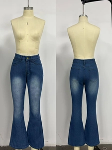 Vorder- und Rückansicht der High-Waist-Schlagjeans mit Whiskering- und Fade-Effekten