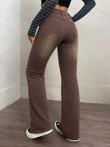 Vue arrière du jean évasé marron à taille haute avec délavage vintage et poches