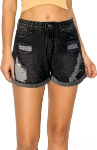 Détail d'un short en jean noir taille haute avec déchirures et ourlets repliés