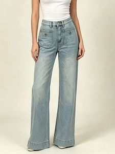 Jeans in denim celeste a vita alta con gamba larga e grandi tasche frontali a bottone