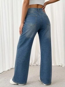 Vue arrière du jean taille haute à jambes larges en bleu délavé avec poches arrière
