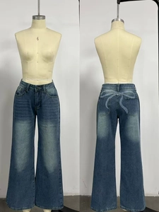 Dettaglio di jeans a vita alta a gamba larga con stampa a fiocco su tasche e gambe