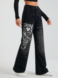 Détail de l'imprimé coeur argenté vintage sur jean noir taille haute à jambes larges