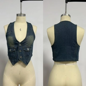 Vue avant et arrière d'un gilet en jean bleu foncé ajusté avec col en V et boutons en métal