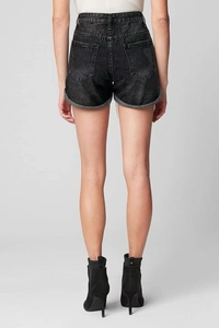 Vue détaillée d'un short en jean noir délavé à taille haute avec ourlets retroussés
