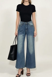 Dettaglio di jeans a vita alta a gamba larga blu medio con trama lavaggio retrò