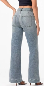 Dettaglio dei jeans a zampa a vita alta celeste con texture stampata all-over unica
