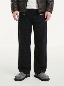 Detailaufnahme der lockeren Herren-Straight-Jeans mit horizontalen Metallreißverschlüssen