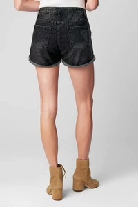 Détail du dos d'un short en jean gris délavé avec poches arrière et ourlets retroussés