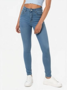 Slim fit high waisted women's jeans in light blue stretch denim with five-pocket design