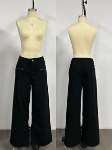 Detailansicht der Vorder- und Rückentaschen mit Reißverschluss an schwarzer Denim-Jeans