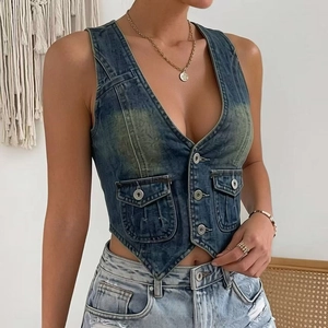 Détails de gilet en jean délavé vintage avec col en V et boutons en métal argenté