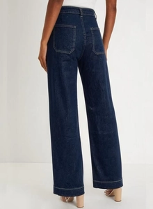 Vista posteriore dettagliata di jeans a vita alta a gamba larga con due tasche applicate dietro