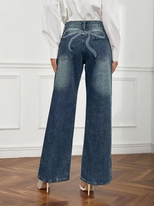 Jeans da donna a vita alta con gamba larga e stampa a fiocco sulle tasche posteriori