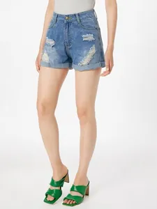 Détail de short en jean bleu taille haute avec déchirures et ourlets repliés