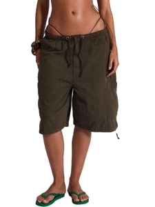 Dettaglio dei pantaloncini cargo verde oliva con coulisse elastica e ampie tasche laterali