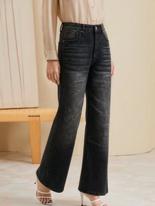 Dettaglio di jeans a gamba larga a vita alta in grigio scuro con lavaggio marmorizzato