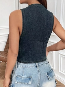 Gilet en jean gris foncé ajusté pour femme porté avec un jean vintage vue arrière
