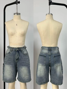 Détail du short en jean taille haute vintage avec poches cargo et finition usée