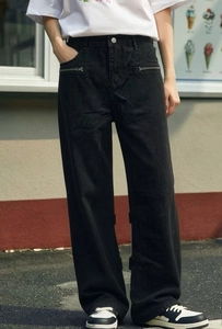 Detailansicht der schwarzen Wide-Leg-Jeans mit dekorativen Metall-Reißverschlüssen im Streetstyle