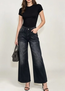 Dettaglio di jeans a vita alta a gamba larga in grigio scuro lavato con texture vintage