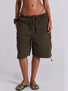 Vista dettagliata dei pantaloncini cargo verde oliva con tasche laterali e coulisse