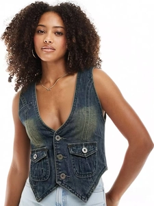 Détail d'un gilet en jean vintage avec décolleté en V profond et boutons métalliques