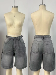 Détails avant et arrière du short en denim gris délavé vintage avec design à cinq poches