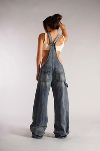 Détails du dos d'une salopette en jean délavé avec poches cargo et boucle utilitaire
