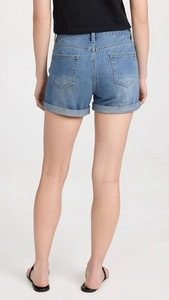 Vue arrière d'un short en jean bleu clair avec revers et poches arrière classiques