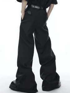 Makroansicht der schwarzen weiten Hose mit hohem Bund und stilvollem Ledergürtel