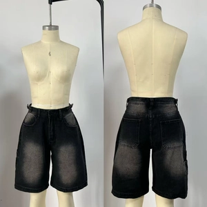 Détail d'un short en jean gris délavé vintage avec texture usée et style classique à 5 poches