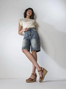 Vue détaillée du short en jean taille haute avec poches cargo latérales en délavage bleu clair