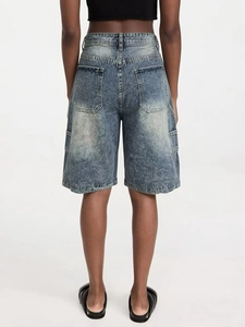 Détail de ce short cargo en denim indigo vintage avec texture marbrée et poche arrière utilitaire