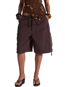 Macro dei pantaloncini cargo marrone scuro con coulisse in vita e ampie tasche laterali