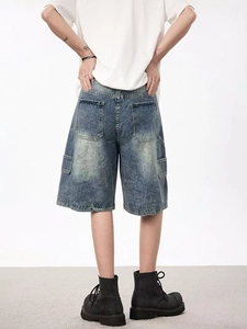 Short cargo en jean bleu délavé rétro avec plusieurs poches et un style streetwear