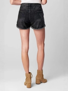 Vue arrière du short en jean taille haute avec revers et poches arrière de style rétro