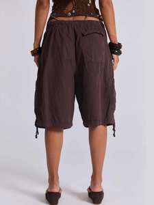 Dettaglio dei pantaloncini cargo marrone scuro con tasca posteriore e coulisse regolabile