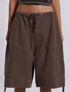 Dettaglio dei pantaloncini cargo marroni in cotone lavato con coulisse regolabili