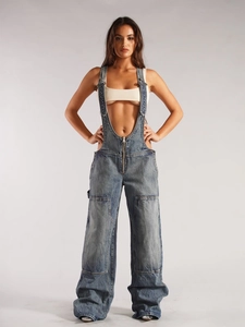 Combinaison en jean pour femme avec décolleté en V profond, jambes larges et zip avant