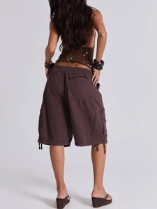 Dettaglio dei pantaloncini cargo marrone scuro con coulisse e tasche posteriori