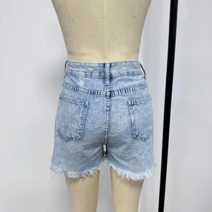 Vista posteriore di pantaloncini di denim a vita alta azzurri con orlo a frange