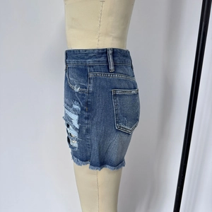 Détails du short en jean avec déchirures, bords effilochés et coupe taille haute