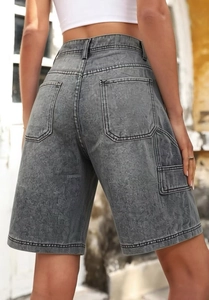 Vue détaillée du dos d'un short en jean gris délavé avec poches cargo et coutures