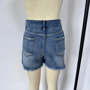 Détail de ce short en jean bleu foncé avec ourlet effiloché et poches arrière