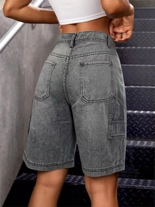 Détail du short cargo en jean gris vintage avec grandes poches latérales et effet délavé