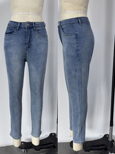 Vue détaillée du jean skinny taille haute bleu clair avec délavage et style classique à 5 poches