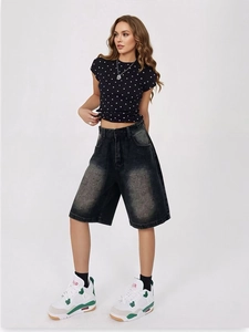Short rétro en jean gris délavé avec une coupe ample et un t-shirt noir à pois blancs